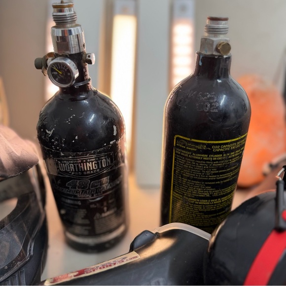 Lot Black Paintball Gear Set 2 mask. 3M ear protectors, 6 hoppers, 2 gas pipetts - Picture 4 of 17